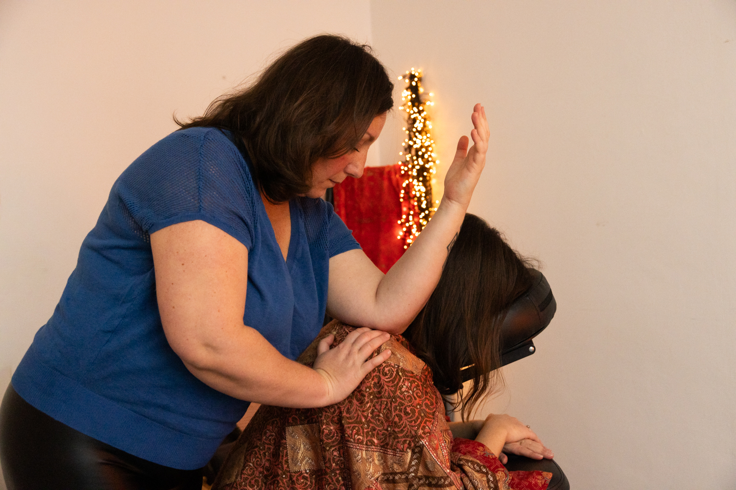 Julie en pratique — apprendre le Chi Nei Tsang par le toucher