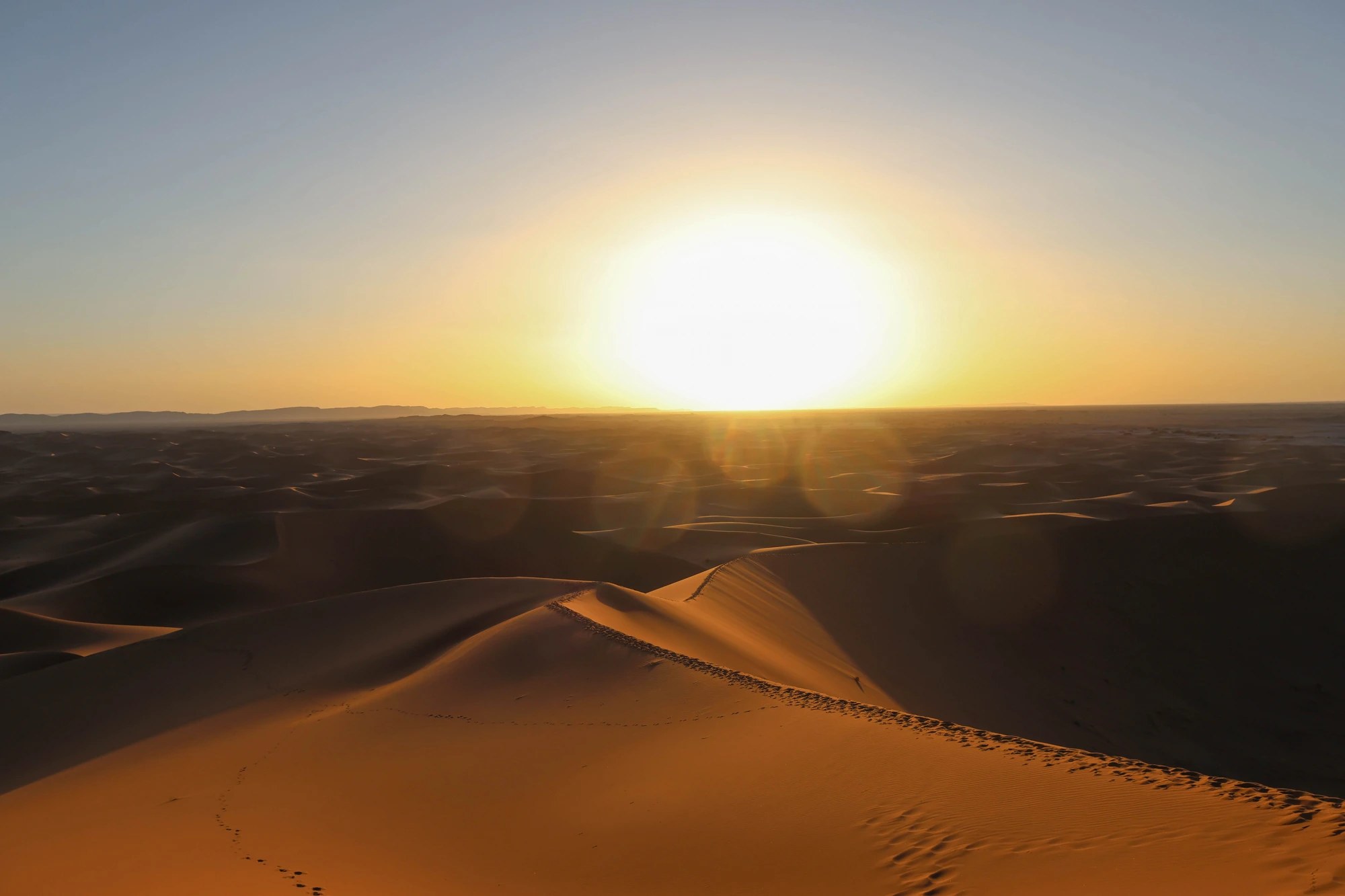 Dunes du Sahara au coucher du soleil — trek initiatique au Maroc en décembre