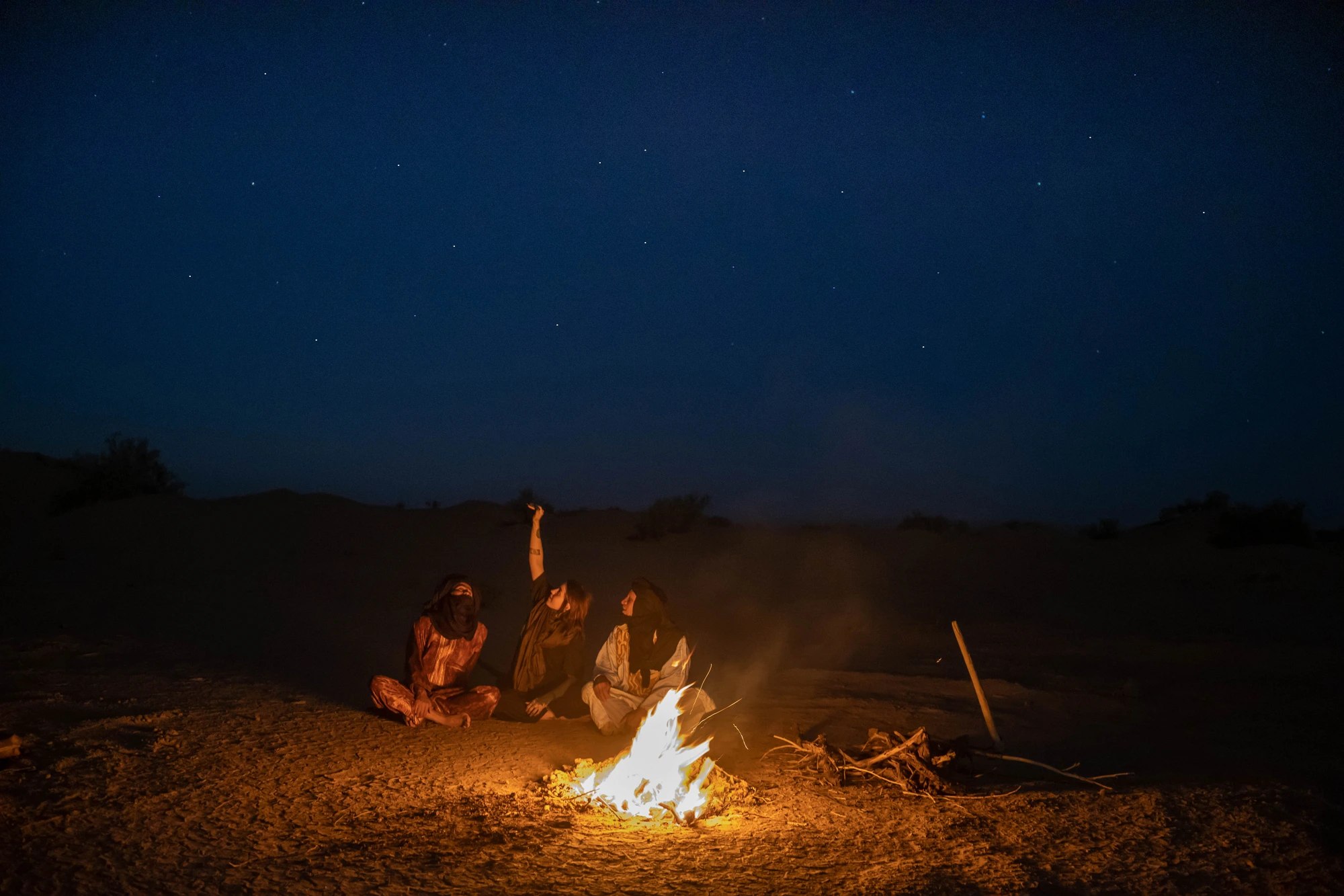 Veillée autour du feu au bivouac