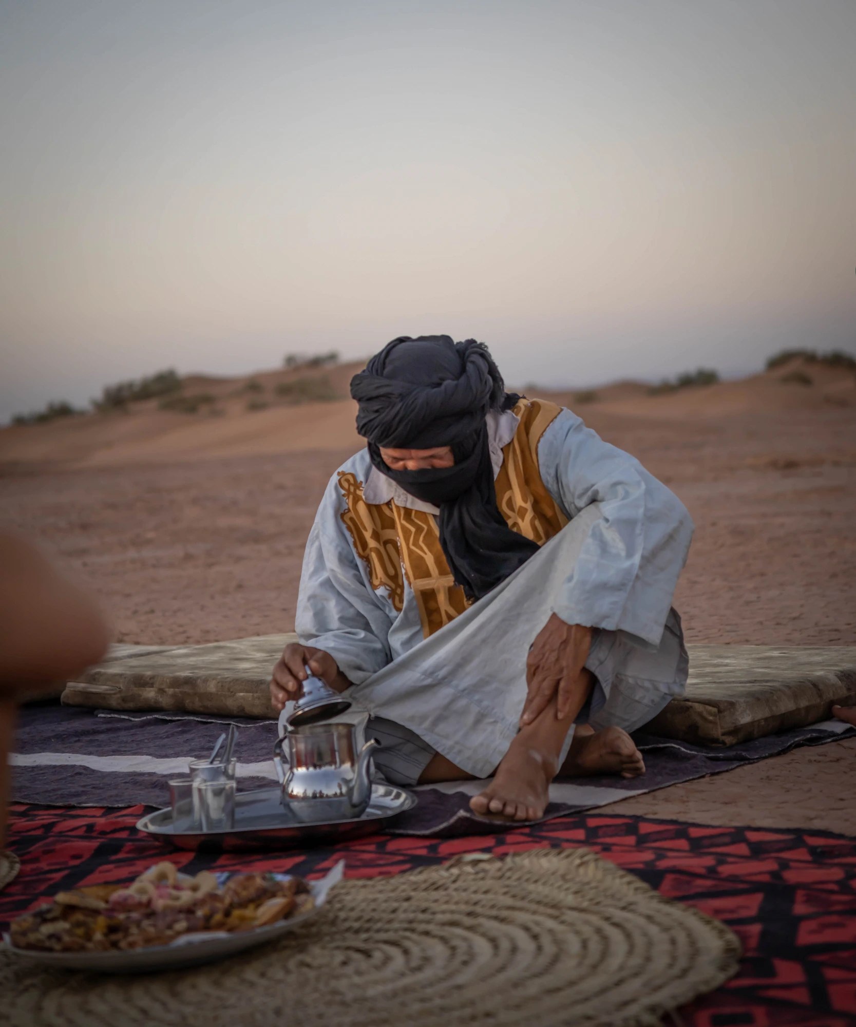 Mohammed préparant le thé dans le désert